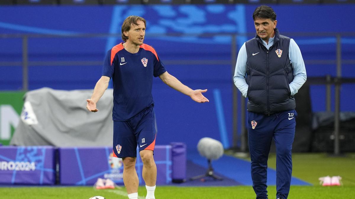 Modric y el técnico Dalic hablan antes del entrenamiento de Croacia