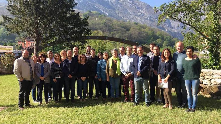 Los asistentes a la reunión, ayer en Arenas de Cabrales.