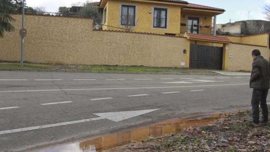 Un vecino observa el agua acumulada en una de las  calles de Carrascal.