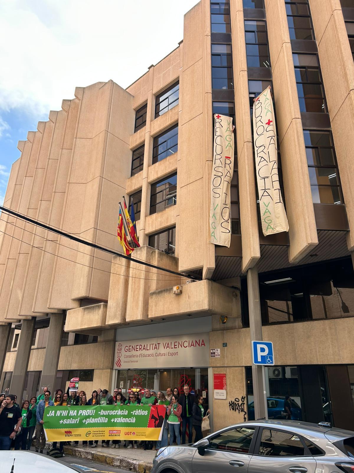 Sindicatos a las puertas de la Dirección Territorial de Educación, este jueves