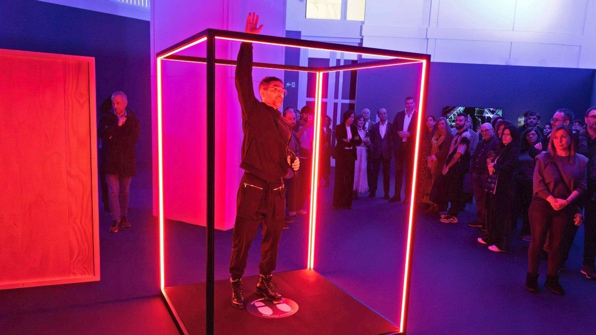 Solimán López dentro de su pieza interactiva en la muestra abierta en Santiago.