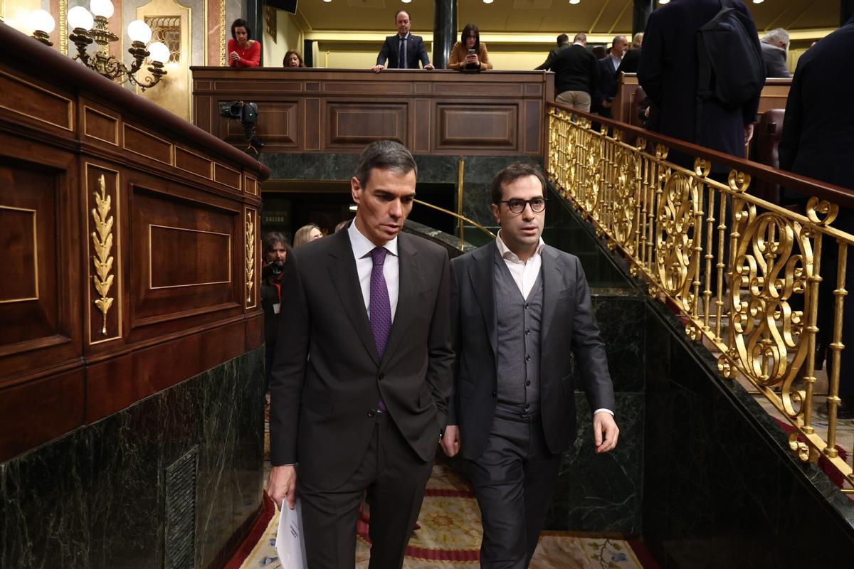 El presidente del Gobierno, Pedro Sánchez (i), y vicepresidente primero, Carlos Cuerpo (d), durante una sesión de control al Gobierno.