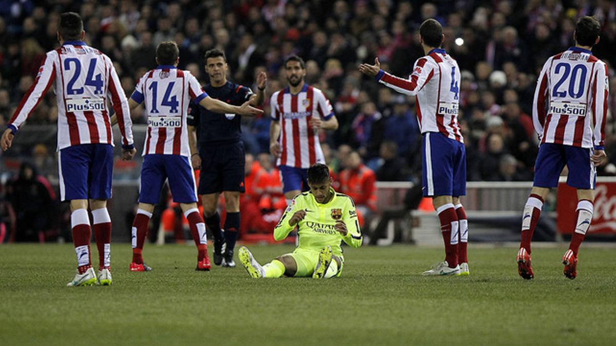 Neymar, sentado en el césped del Vicente Calderón, tras una falta de un jugador del Atlético