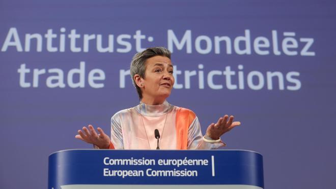 La comisaria de Competencia, Margrethe Vestager, en rueda de prensa para presentar medidas antitrust contra Mondelez.