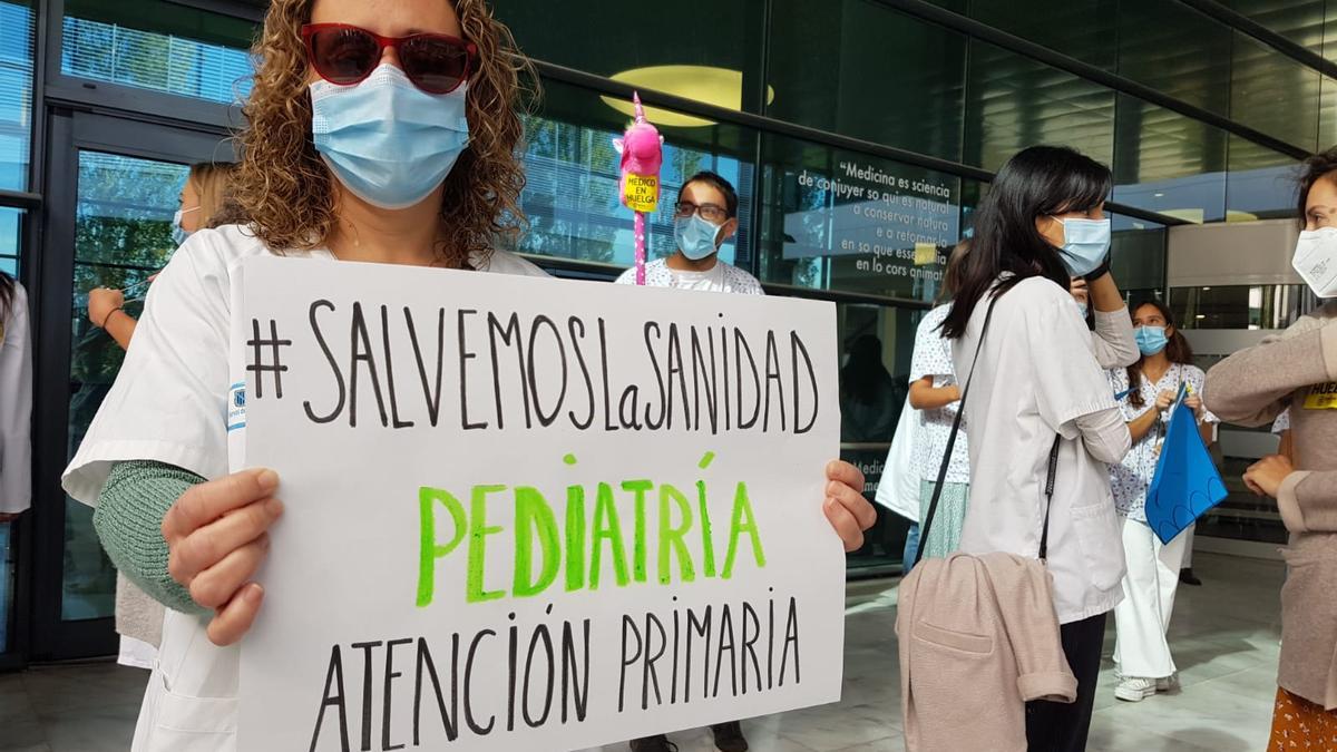 Huelga de médicos en Mallorca: Más de 200 facultativos protestan en Son Espases por la falta de diálogo del Gobierno