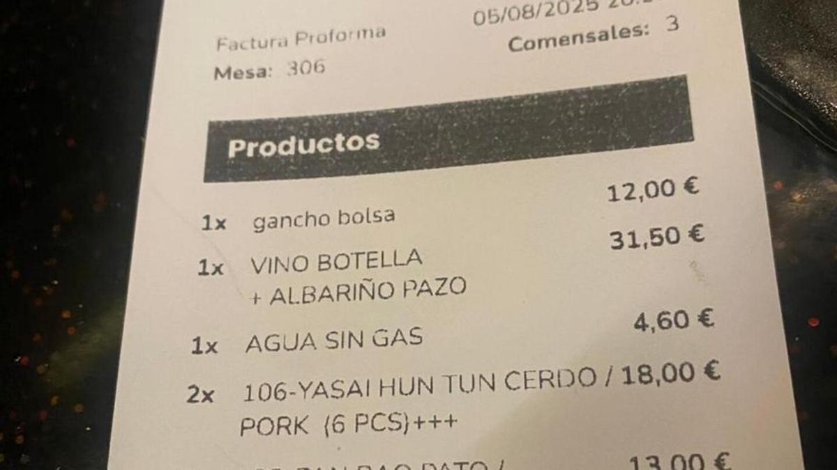 El ticket en el que se muestra el cobro por un gancho para el bolso /