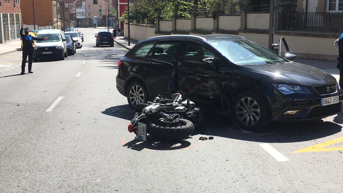 El turismo y la motocicleta implicados en el accidente.