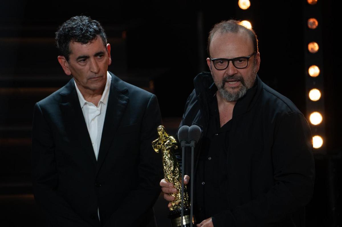 Juan Mayorga y Juan Cavestany recogen su Premio Talía a la mejor autoría por '1936'.