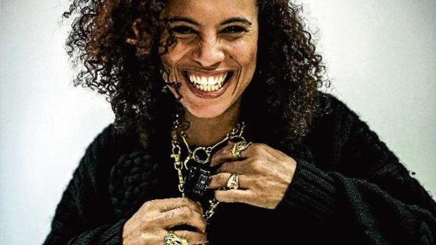 Neneh Cherry és mundialment famosa arran de l&#039;èxit de la cançó «7 seconds» (1994), interpretada amb el senegalès Youssou N&#039;Dour.