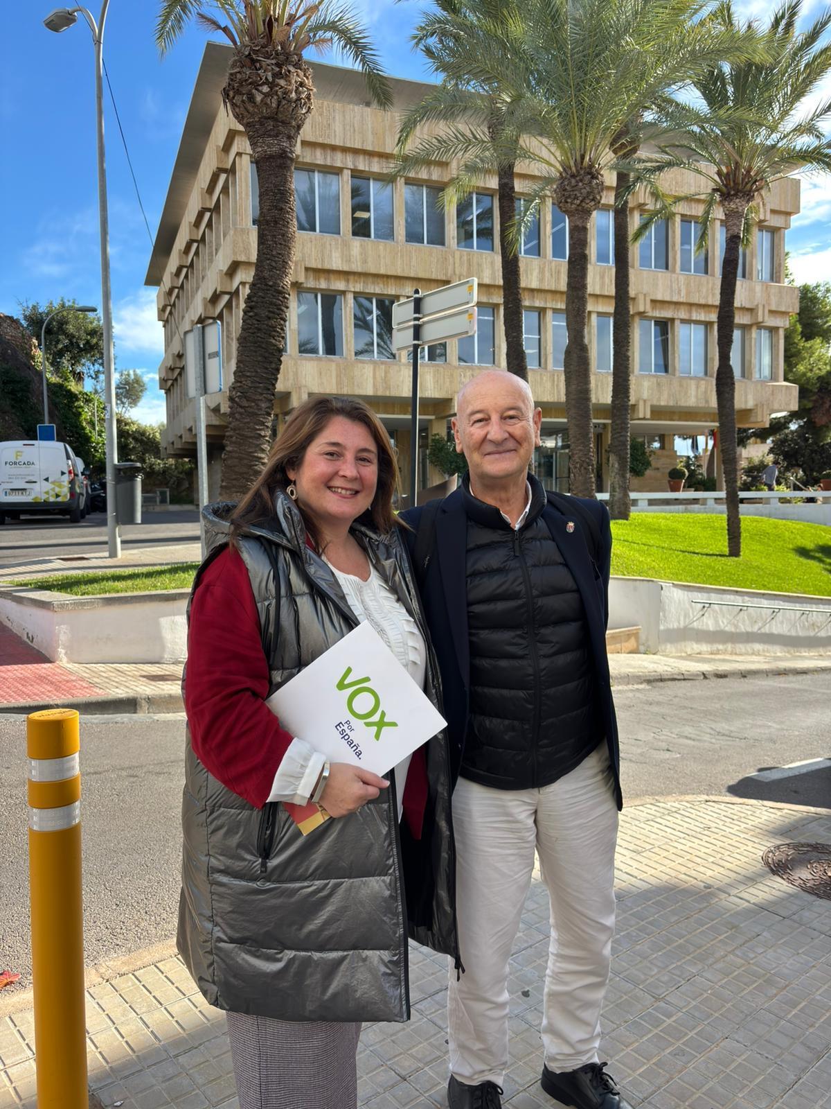 La nueva concejala junto al portavoz de Vox en Benicàssim.