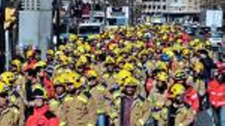 Més de 500 bombers es manifesten a Lleida per falta d&#039;efectius