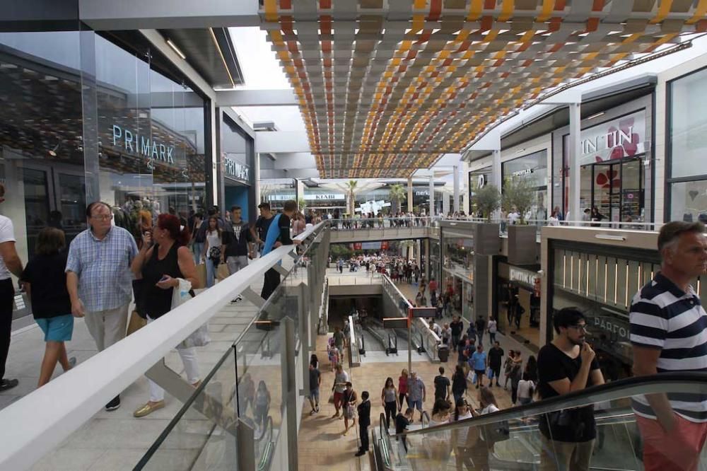 Gran afluencia al centro comercial Fan