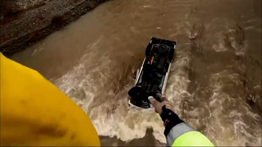 Rescatan a una mujer que llevaba 14 horas sobre su coche hundido en el agua