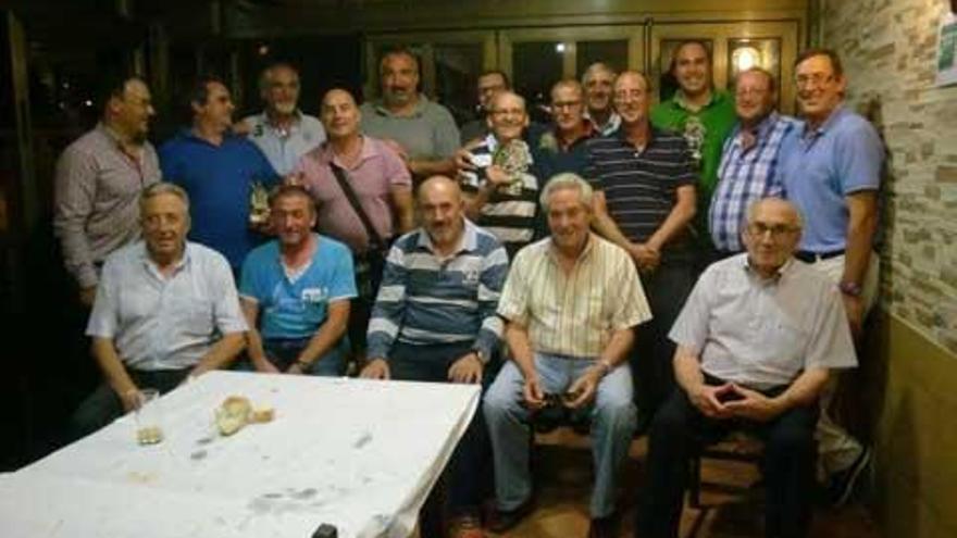 Asistentes a la cena con la que finalizó el campeonato en Casa Alicia.