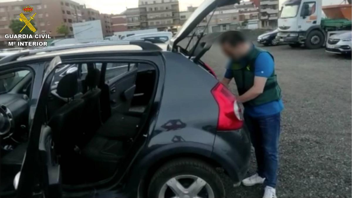 Un guardia civil inspecciona el coche de uno de los detenidos.