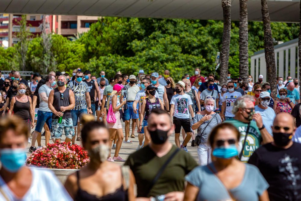 Más de 500 personas se manifiestan en Benidorm contra la decisión del cierre del ocio nocturno.