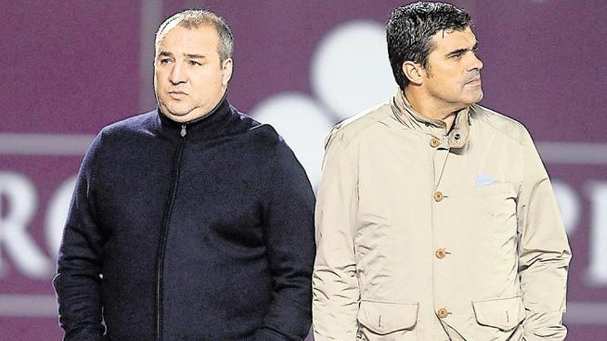 Miguel Ángel Ramírez, presidente de Las Palmas y Juanito, gerente del Ávila, en el Estadio de Gran Canaria. | josé carlos guerra