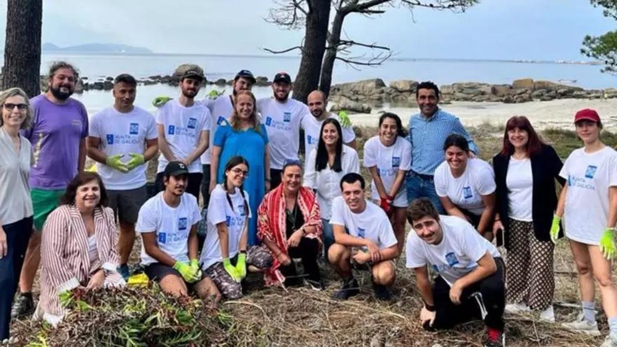 Participantes en un campus de voluntariado ambiental anterior, en O Grove.