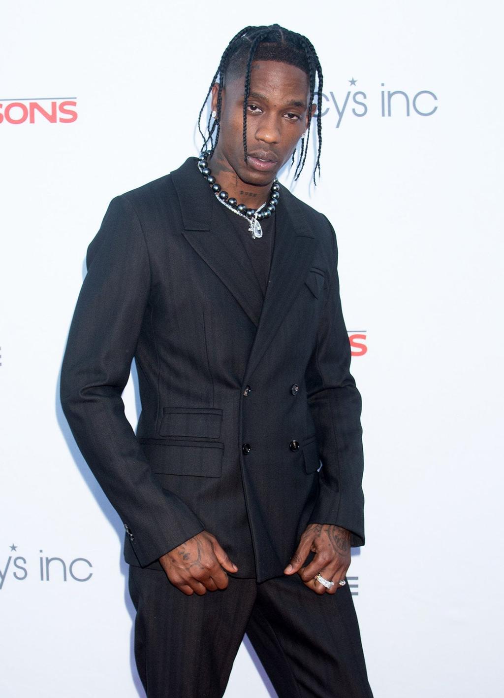 Travis Scott posando en un evento en Nueva York