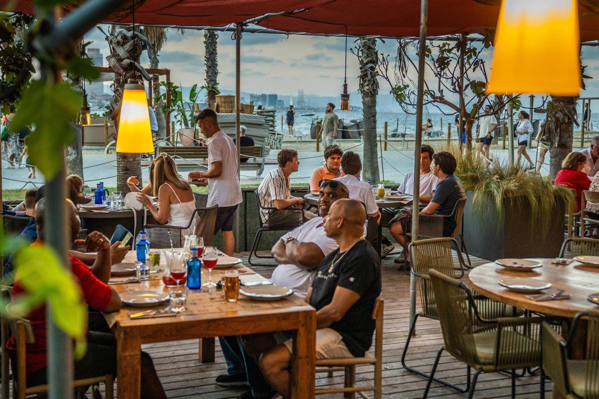 La terraza de Salt, que acaba de estrenar una nueva etapa, en los bajos del Hotel W