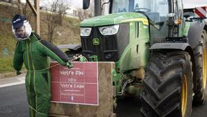 Los tractores de los agricultores franceses, cortando una carretera.