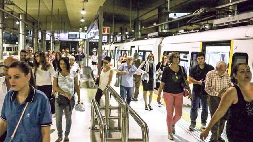 Un grupo de usuarios descienden de un tren en la estación intermodal de Palma, durante una de las pasadas jornadas de huelga.