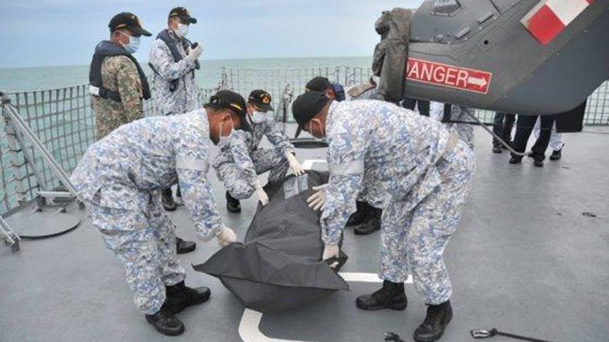 Singapur Troben els cadàvers dels mariners morts en xocar dos vaixells