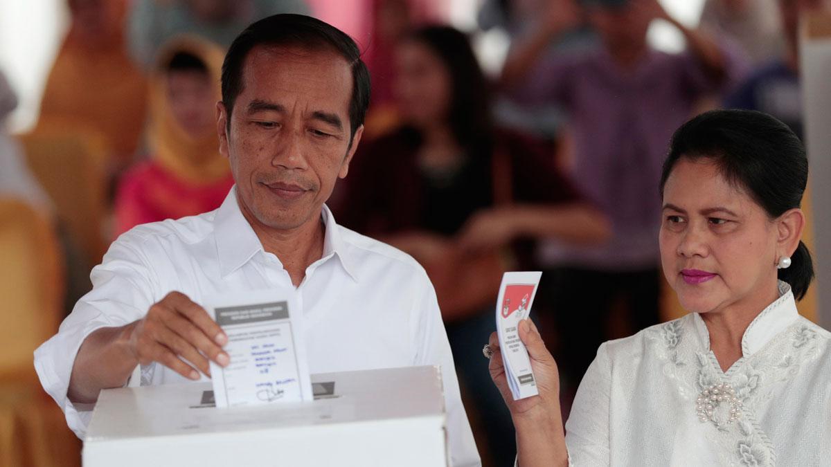 El presidente de Indonesia, Joko Widodo, lidera los sondeos de votos de las elecciones en Indonesia