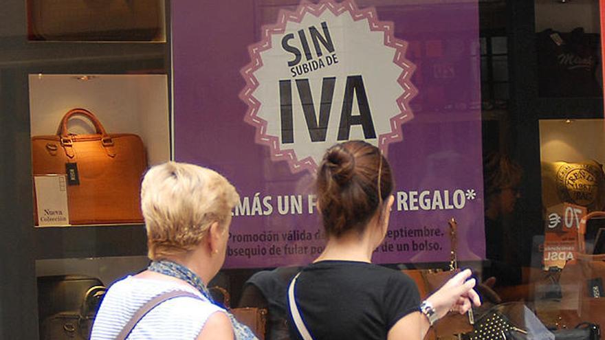 Dos mujeres observan un escaparate.