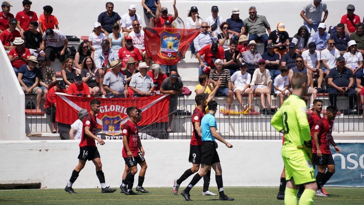 Los jugadores del Formentera celebran uno de los goles ante la Peña.