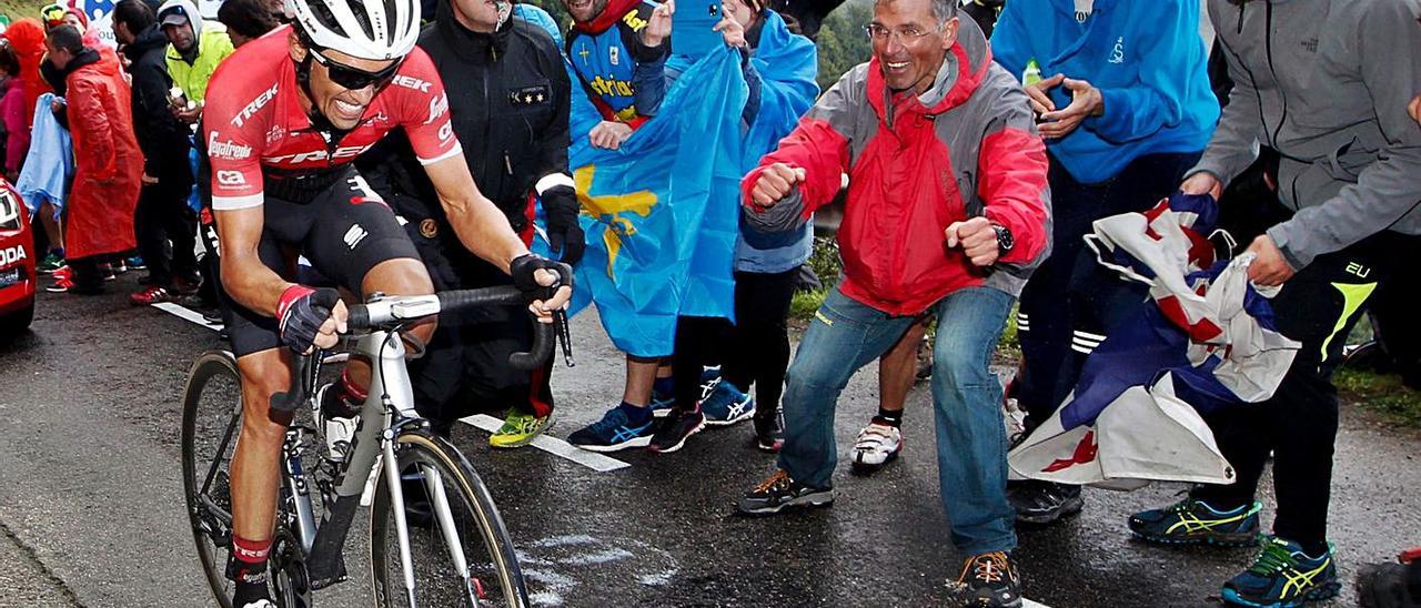 Alberto Contador, campeón de Tour de Francia, Giro de Italia y Vuelta a España, ya retirado, durante su última ascensión al Angliru, donde ganó la etapa. | Roberto Menéndez