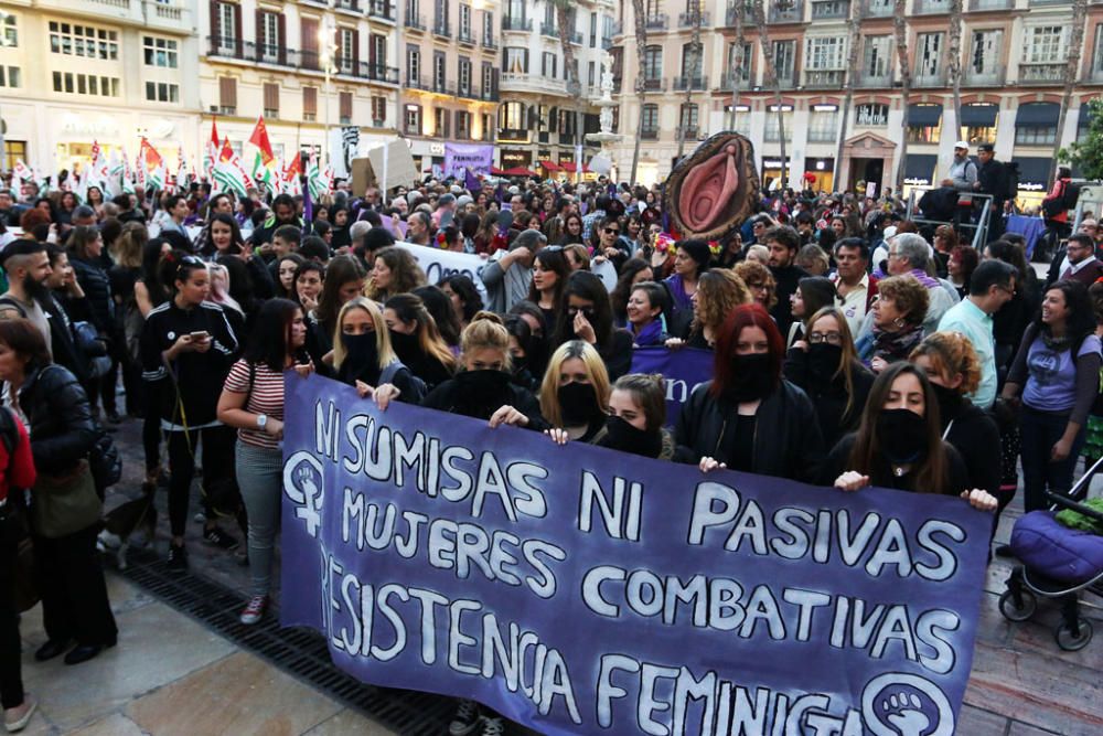 Cientos de personas se sumaron este miércoles a la marcha para conmemorar el Día Internacional de la Mujer. A la manifestación, que se inició en la Plaza de la Constitución a las 19.00 horas, acudieron asocaciones de mujeres como las Kellys de Málaga, Resistencia Feminista o el Movimiento Feminista Asociativo de Málaga