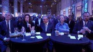 Jorge Azcón, presidente de Aragón, Isabel Ayuso, presidenta de la Comunidad de Madrid, Javier Moll, presidente de Prensa Ibérica, Arantza Sarasola, Vicepresidenta de Prensa Ibérica y Adrían Barbón, presidente del Principado de Asturias.