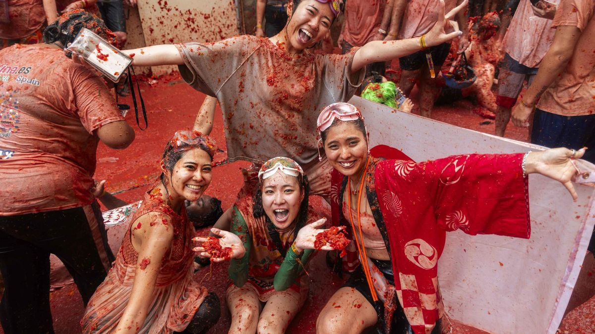Vuelve la Tomatina a las calles de Buñol con 120.000 kilos de tomate