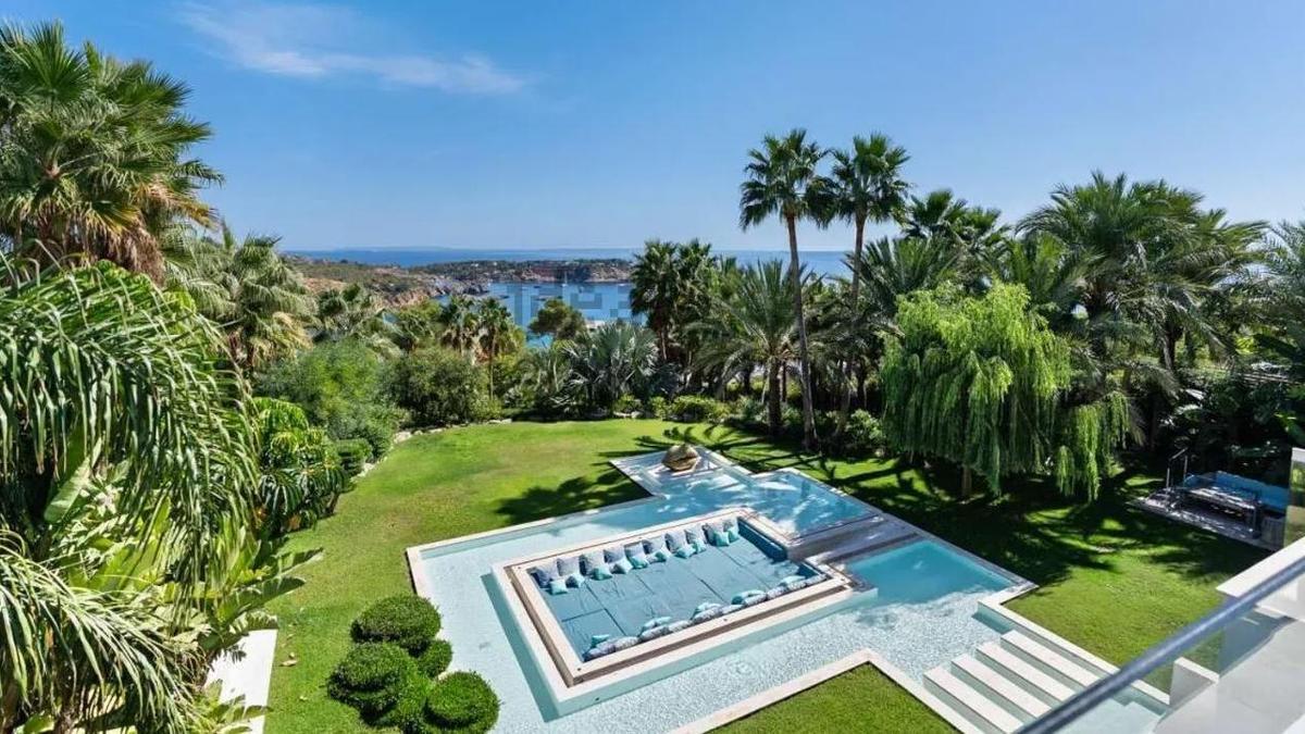 Piscina y vistas al mar.