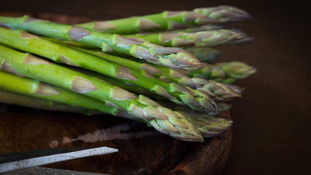 Tomar alimentos, como los espárragos, puede cambiar el color y el olor de la orina.