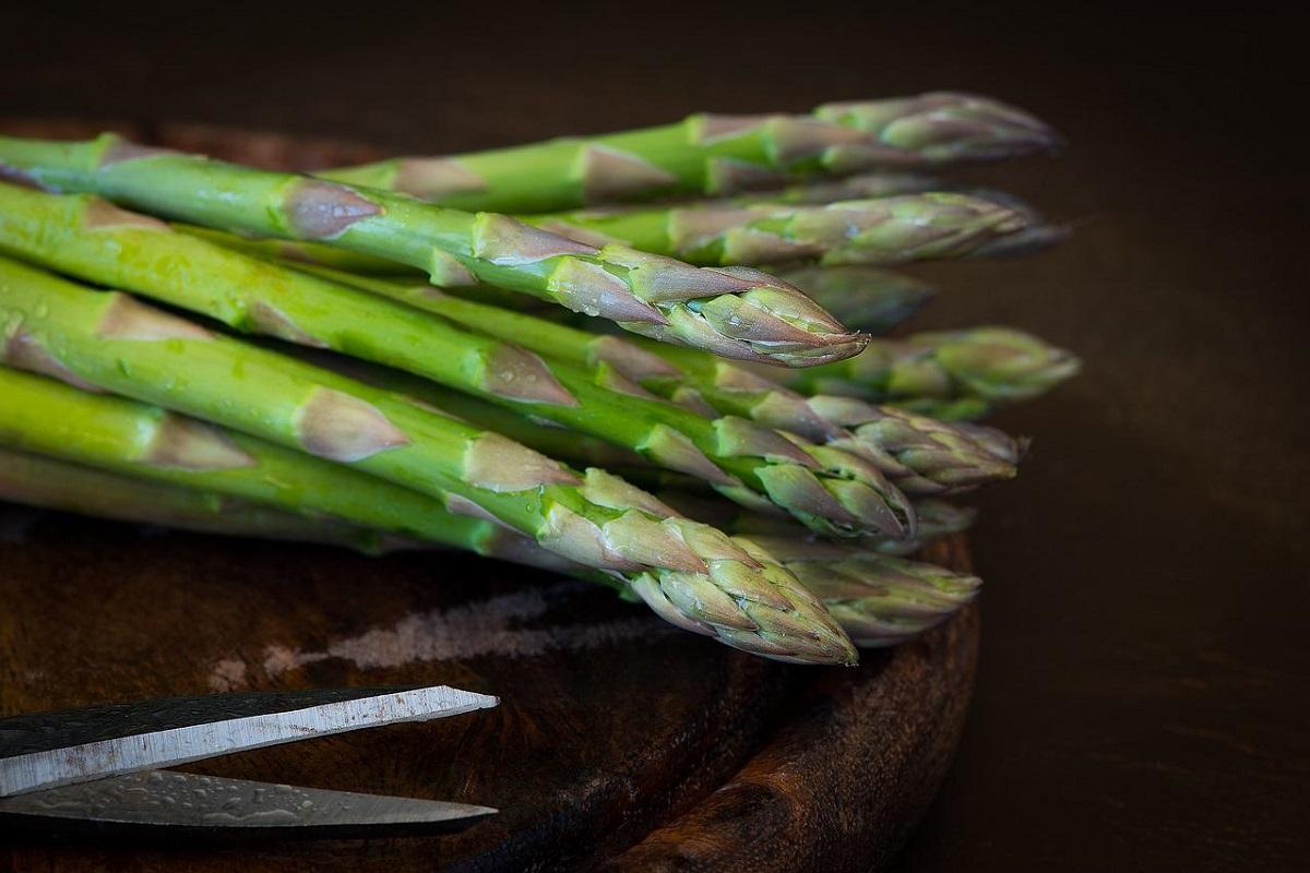 Tomar alimentos, como los espárragos, puede cambiar el color y el olor de la orina.