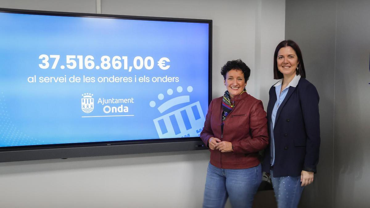 La alcaldesa, Carmina Ballester (i), y la concejala de Hacienda, María Prades, han presentado este viernes el presupuesto.