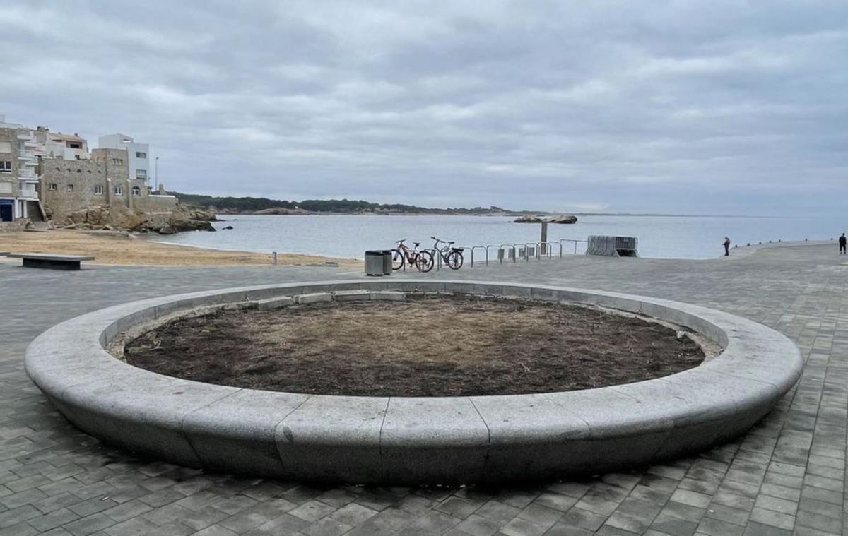Col·locaran una escultura al giratori de la platja. | AJ. DE L’ESCALA
