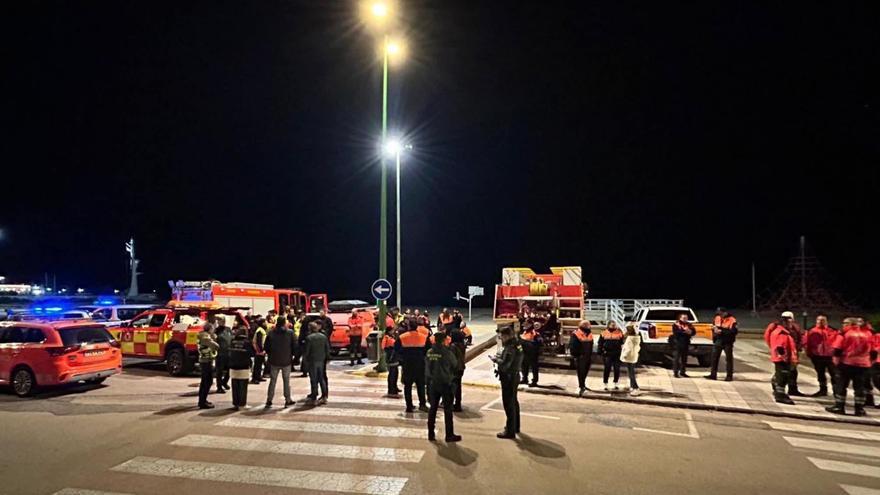 Dispositivo de búsqueda del menor que ha desaparecido esta tarde en una playa de Oliva.
