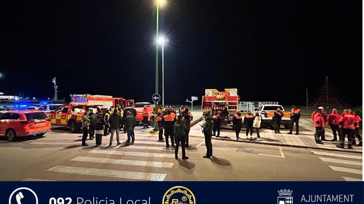 Dispositivo de búsqueda del menor que ha desaparecido esta tarde en una playa de Oliva.