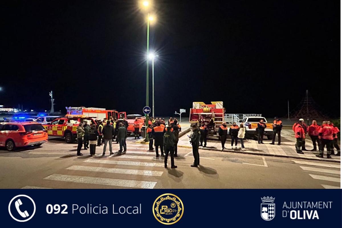 Dispositivo de búsqueda del menor que ha desaparecido esta tarde en una playa de Oliva.
