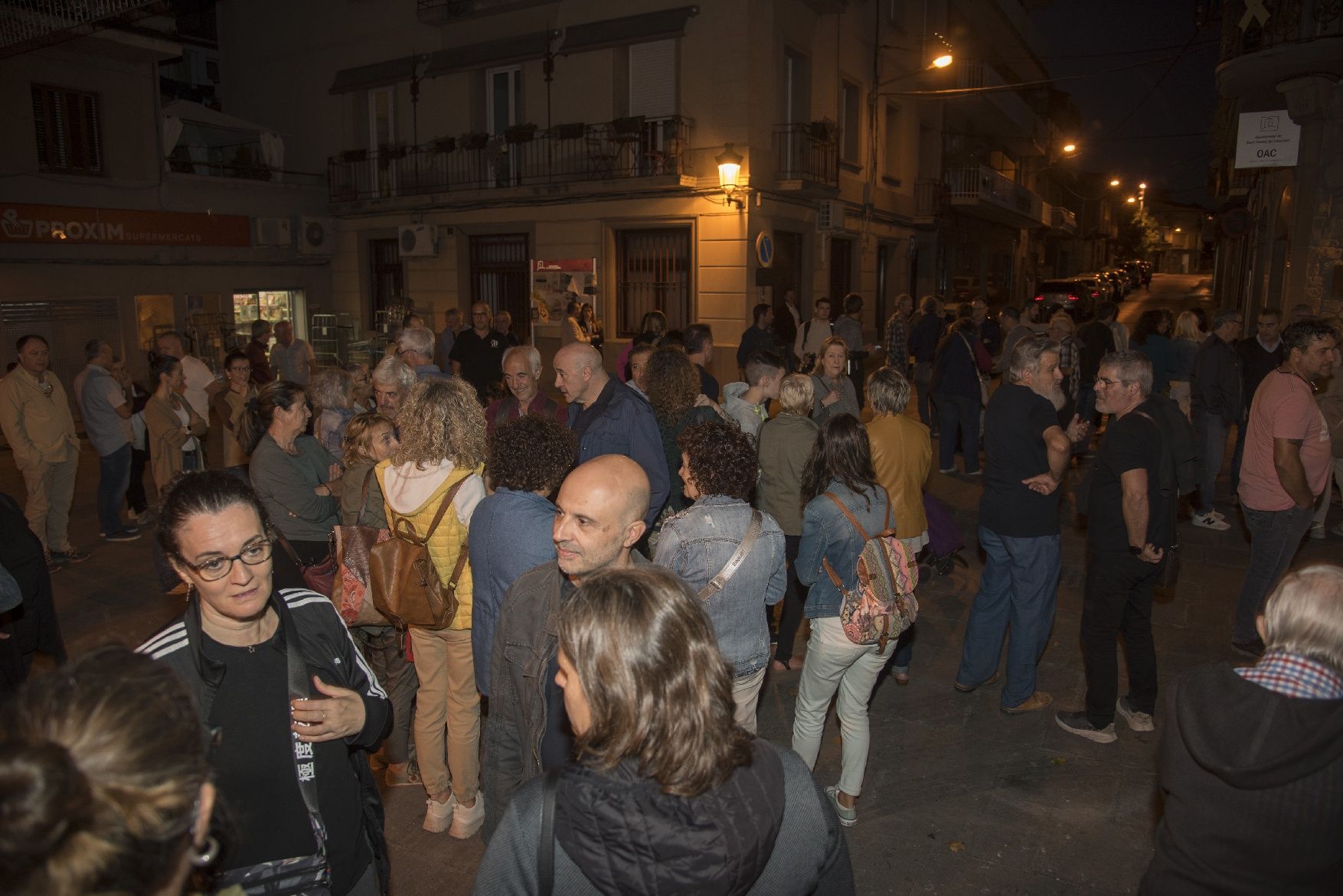 Unes 150 persones donen suport a Adriana Delgado pel judici contra la mesa del Parlament