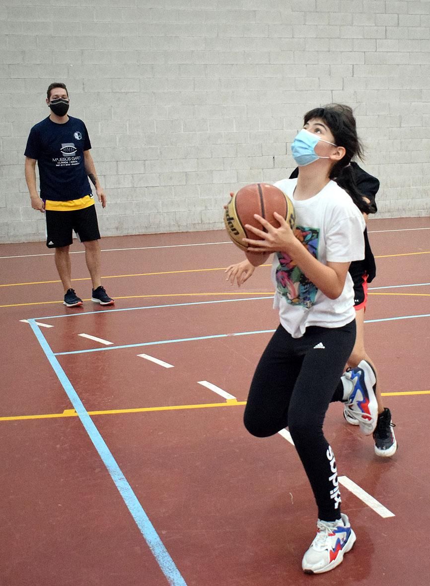 Los entrenadores quieren que los niños se familiaricen con el baloncesto.