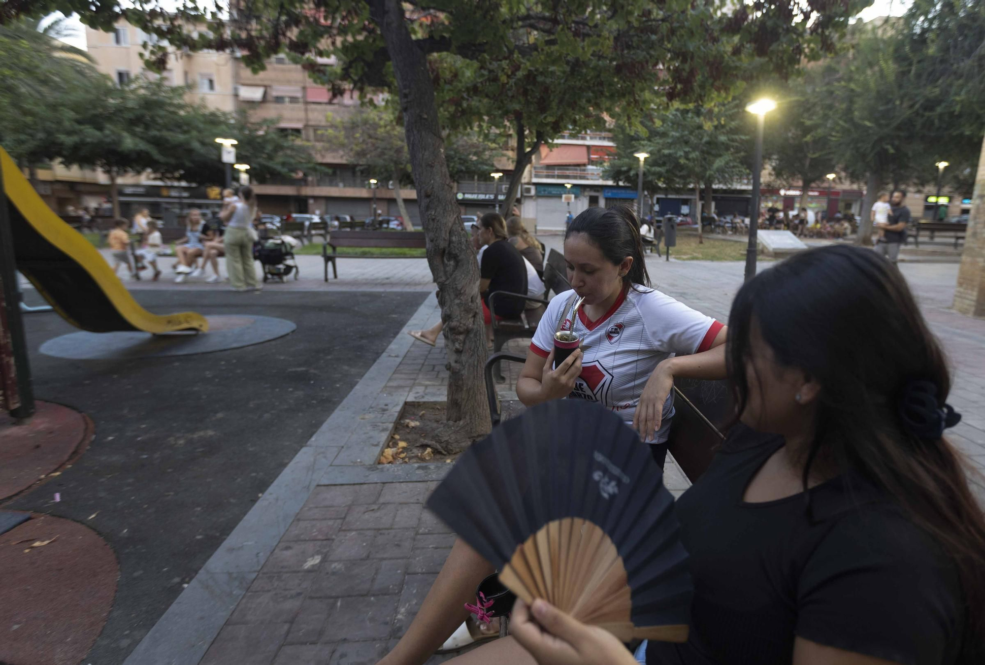 Las familias y vecinos llenan los parques de Carolinas y del Pla durante las noches de verano