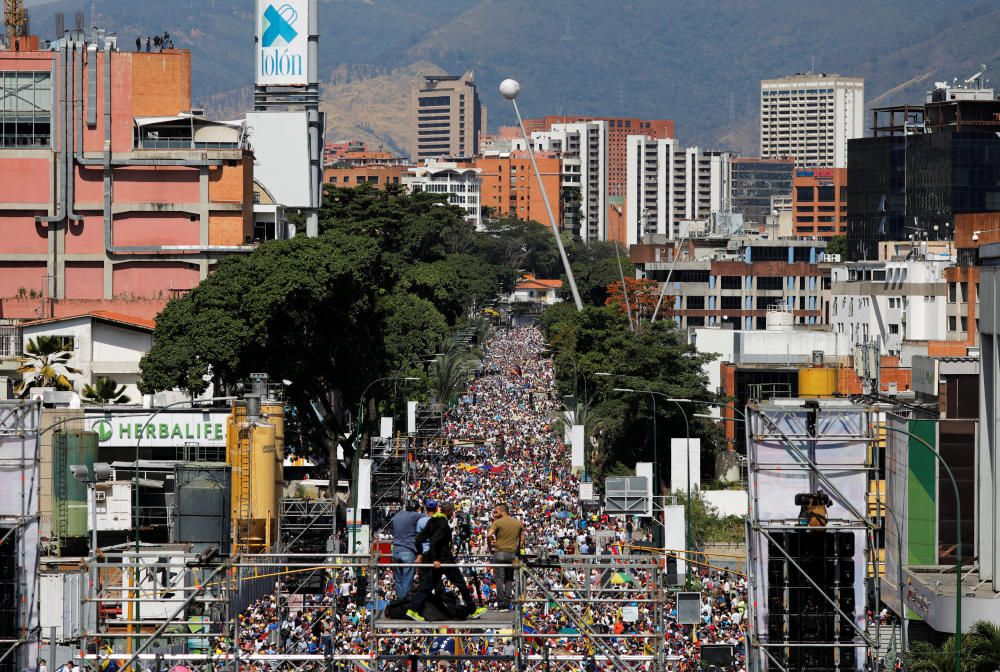 Miles de venezolanos salen a la calle para apoyar a Guaidó