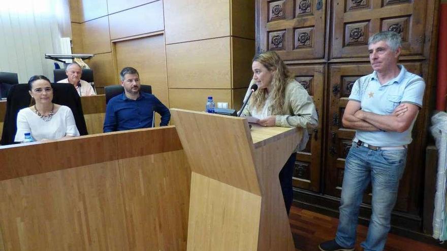 Laura Suárez y Javier González, defendiendo, ayer, en el Pleno, ante los concejales, dar el nombre de Chechu Rubiera al circuito de ciclismo de la Pola.