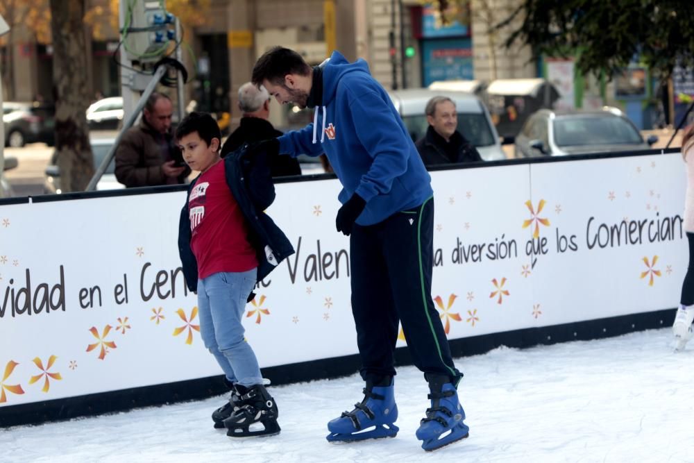 Pista de hielo y tiovivo en la Plaza del Ayuntamiento