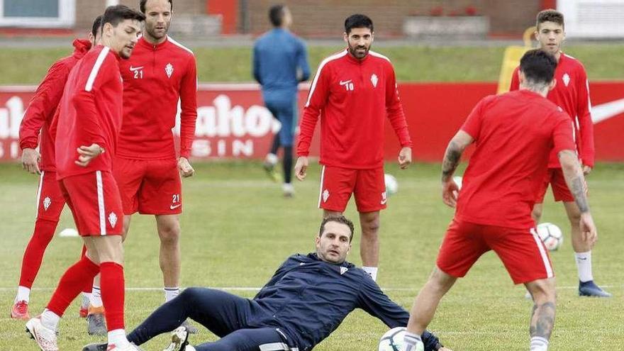 Baraja lucha por un balón en un rondo con algunos jugadores de la plantilla del Sporting.