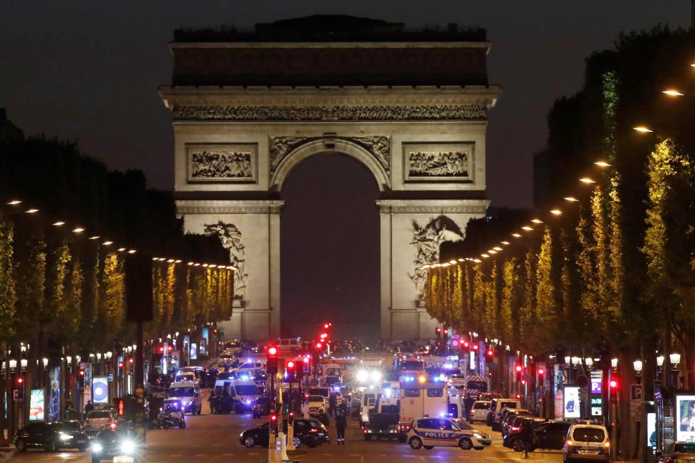 Atentado terrorista en los Campos Elíseos de París.